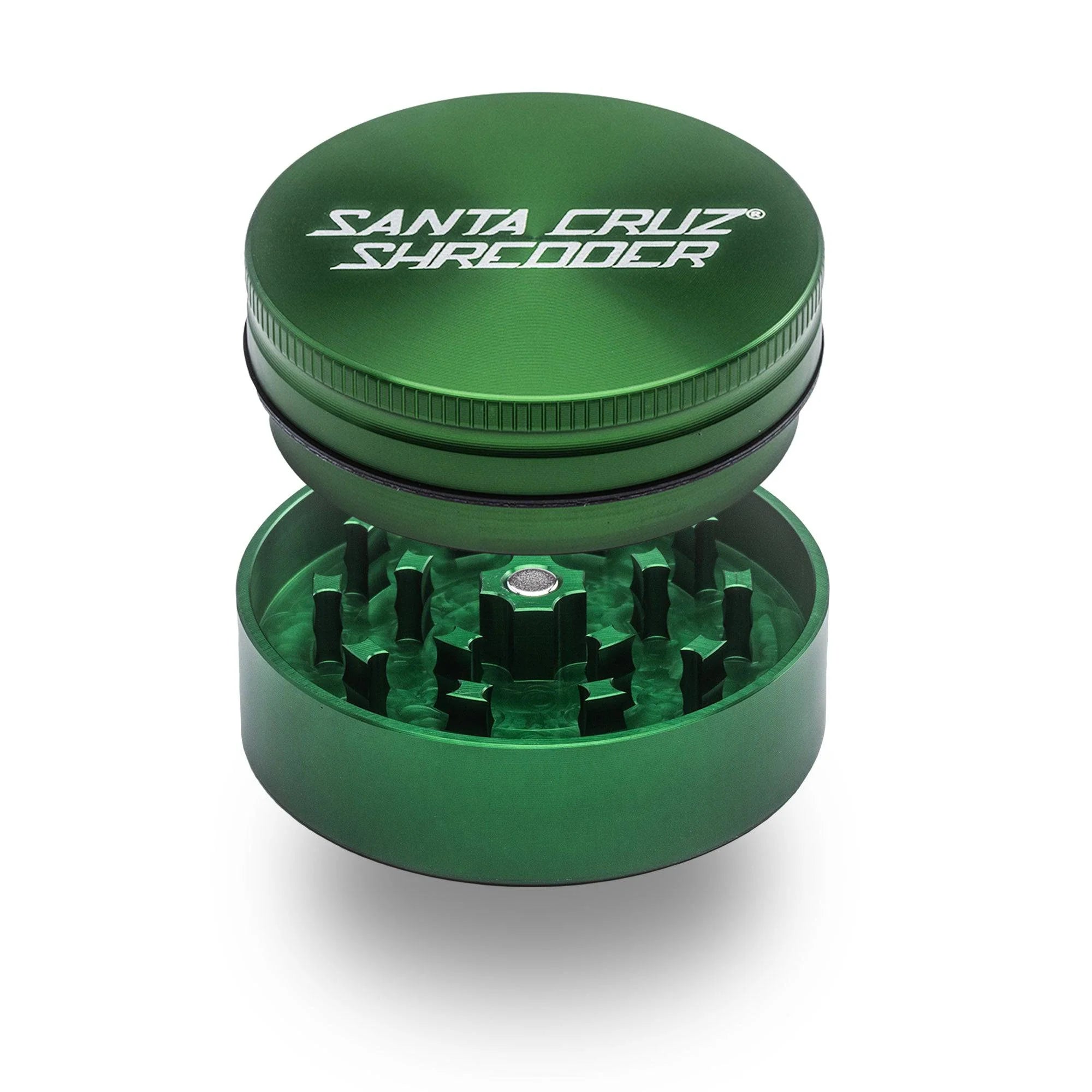  Santa Cruz Shredder 2-delad grinder öppen med vassa tänder och magnetiskt lock.